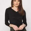 ⁦חולצת צווארון V⁩ – תמונה ⁦7⁩