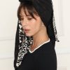⁦מטפחת לונג שילוב שחור דפוס⁩ – תמונה ⁦2⁩