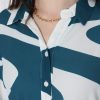 ⁦שמלה - דפוס גלים מכופתרת בגזרת לוז⁩ – תמונה ⁦4⁩