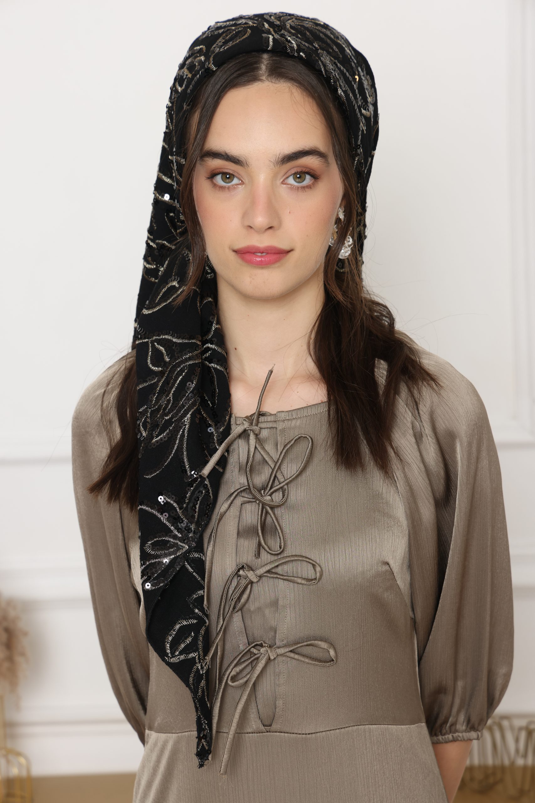 משולש רקום זהב שחור