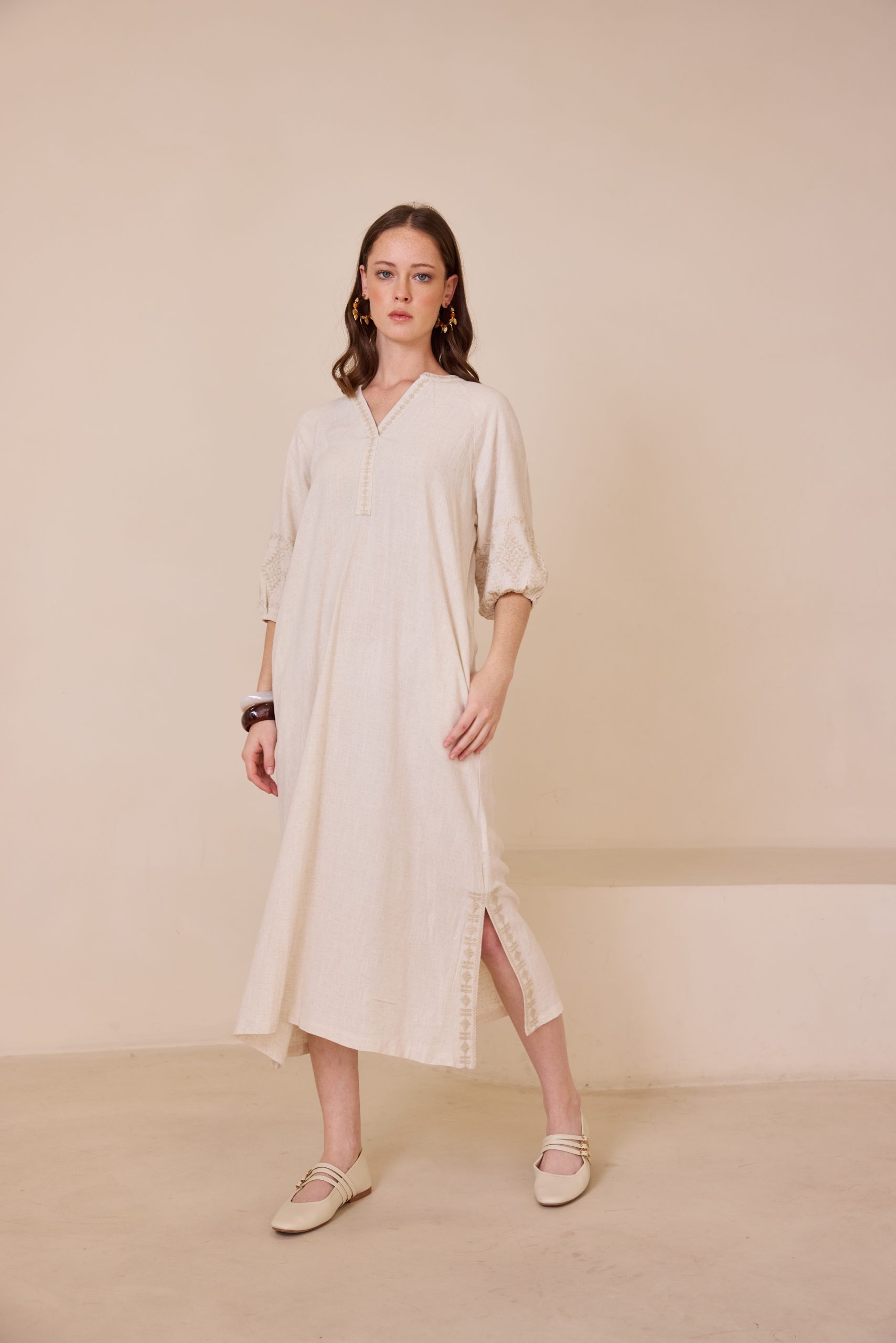 שמלה גלביה V רקומה