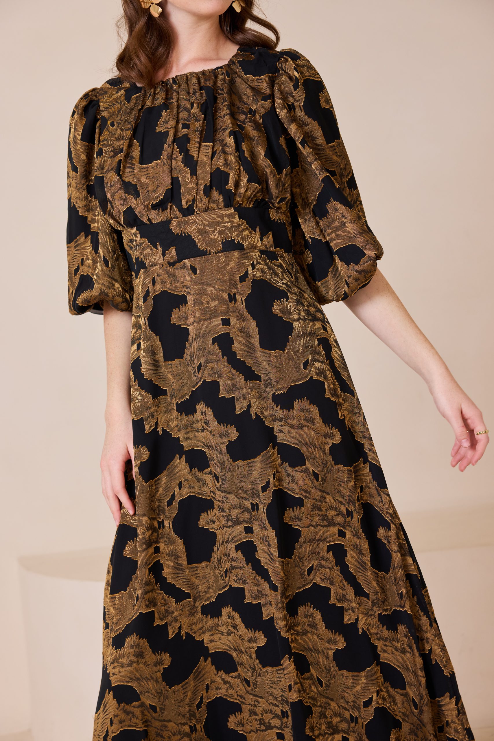 שמלה ברוקד קפלים בחזה