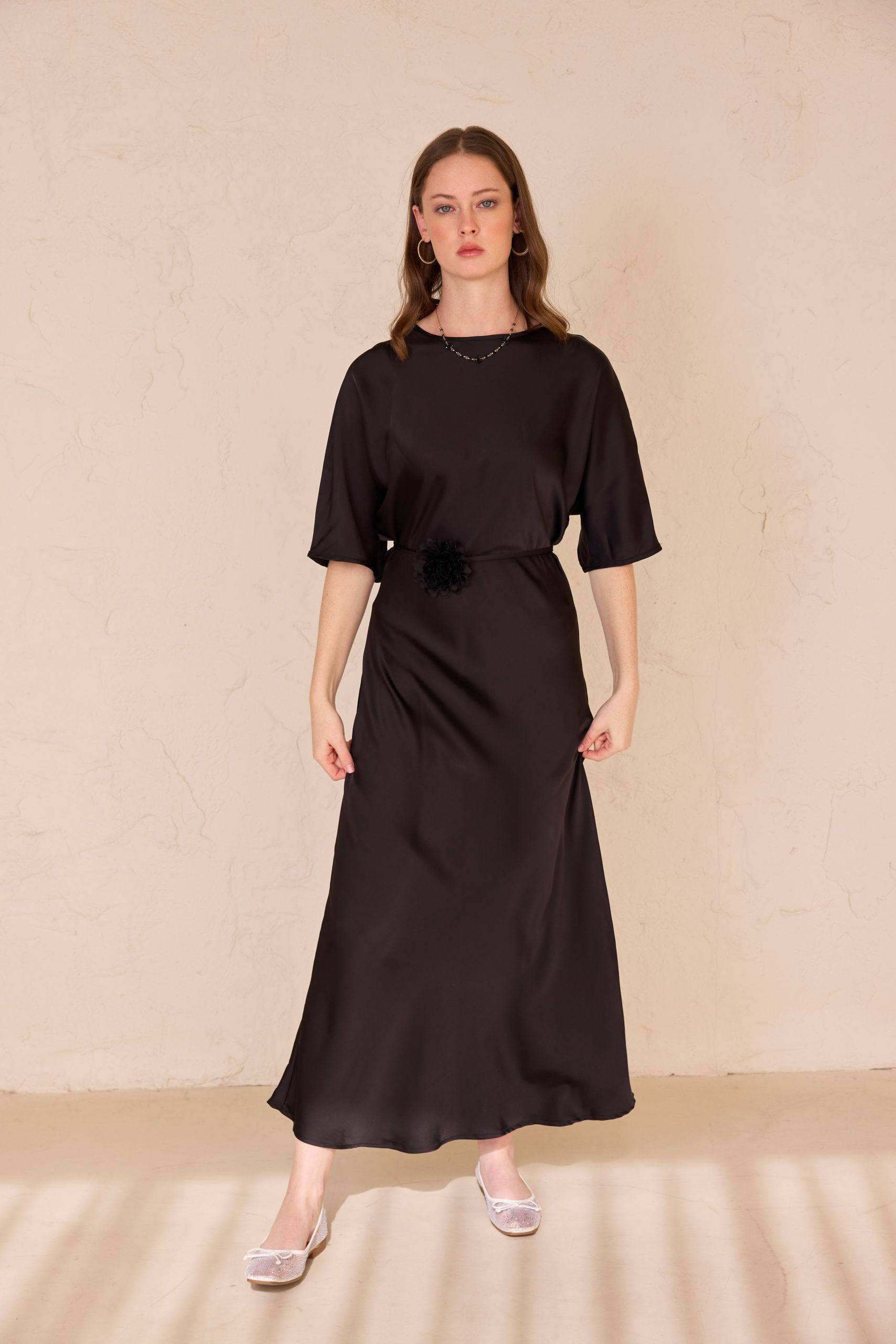 שמלה מקסי סאטן + חגורה פרח