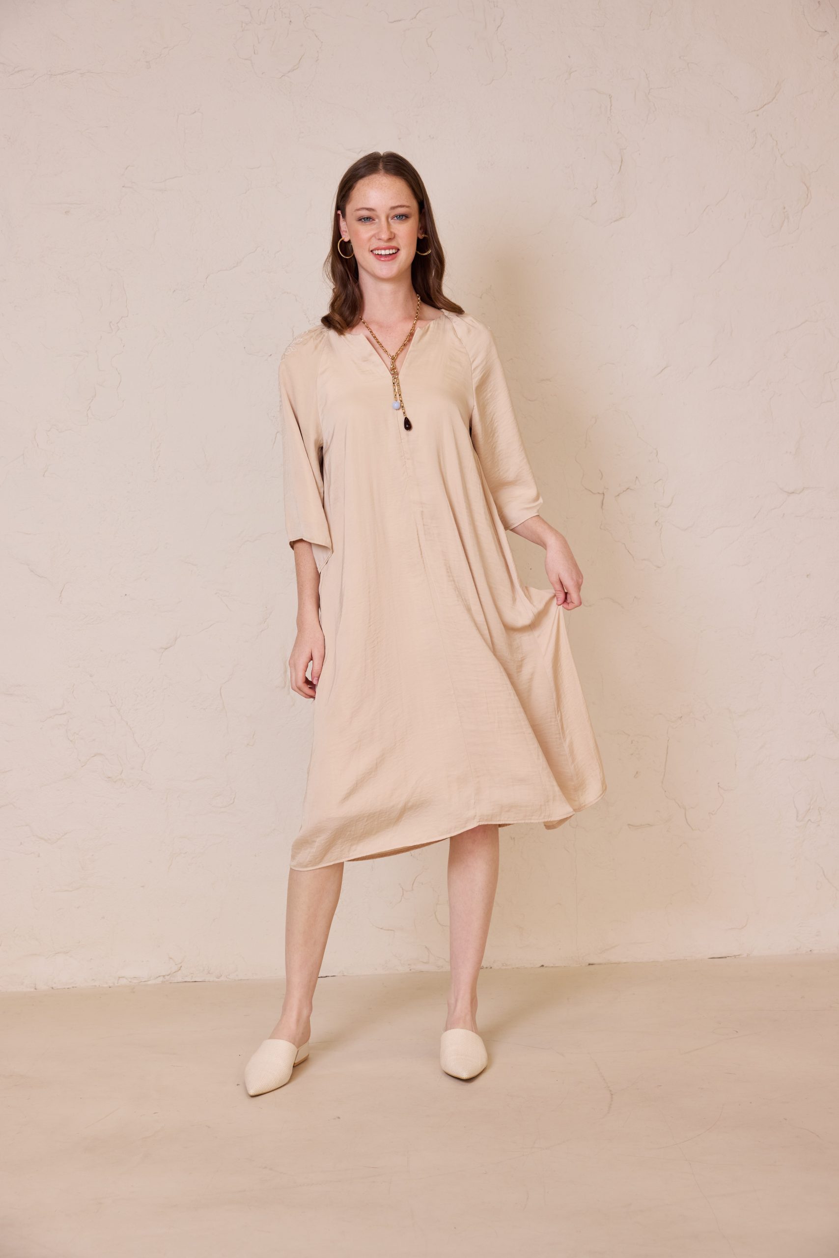 שמלה רקמה בכתף עם רוכסן