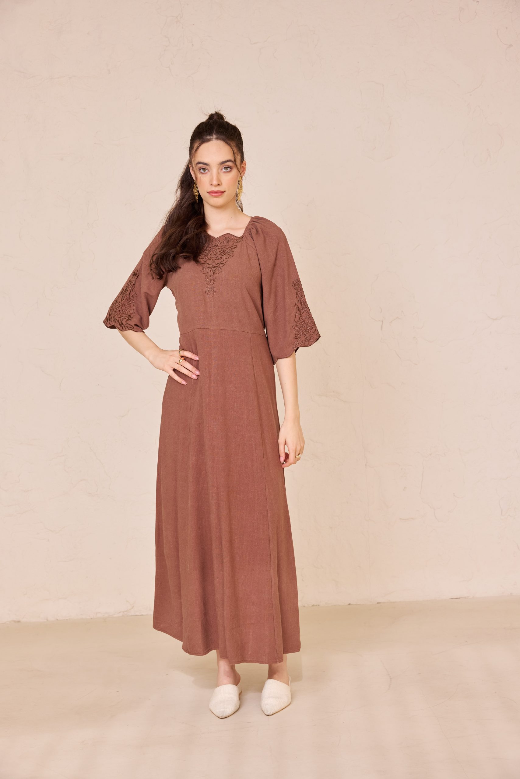 שמלה רקמה V ושרוולים מקסי