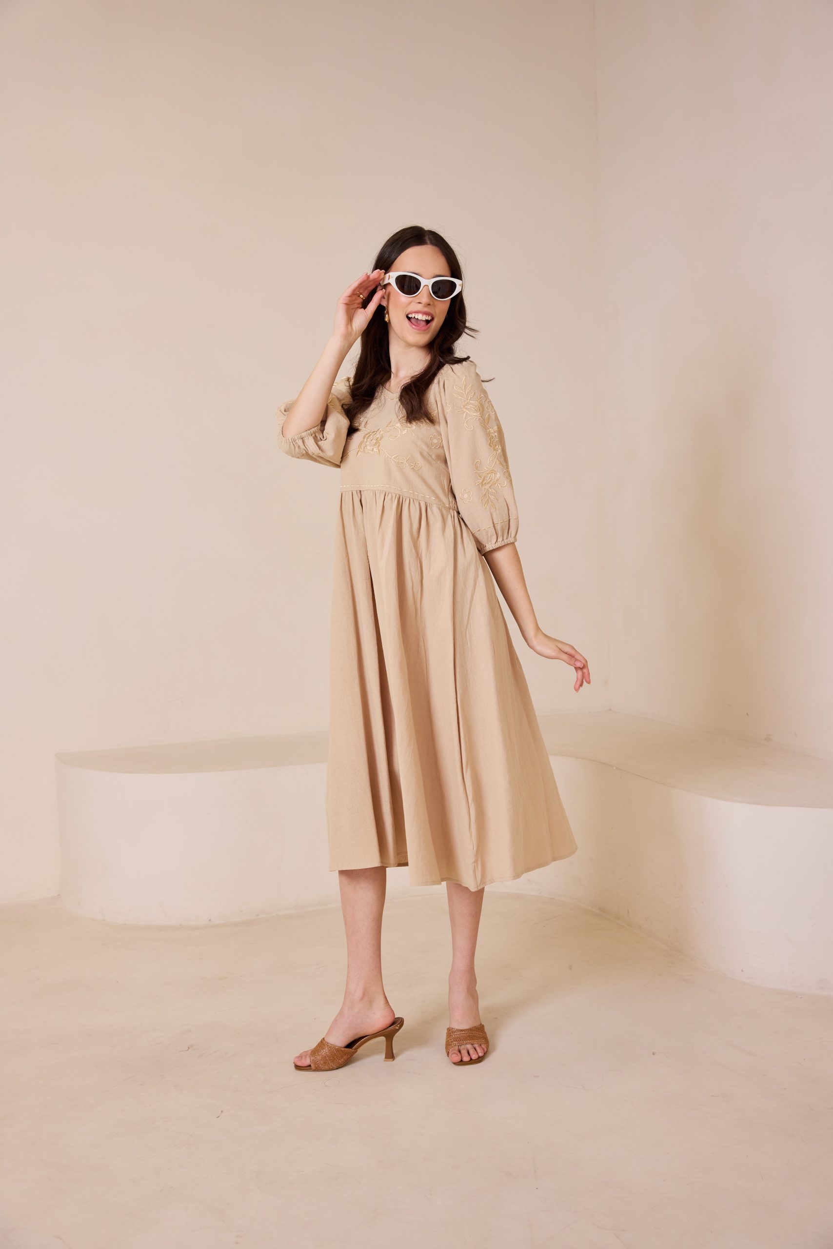 שמלה צווארון V ריקמה גומי במותן