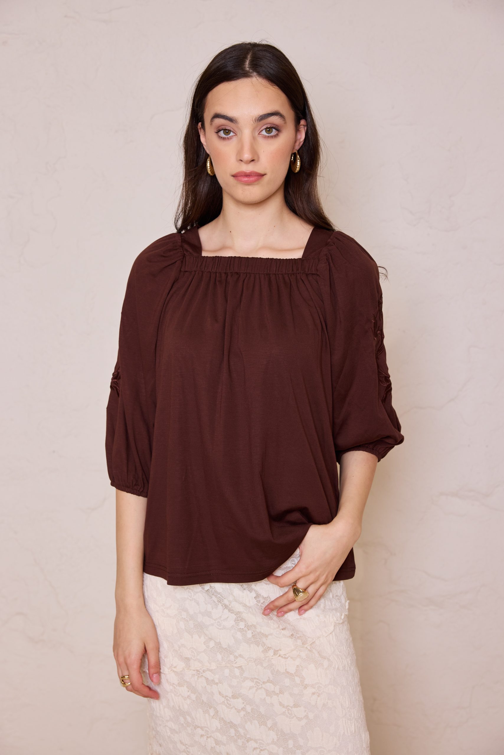 חולצה צווארון ריבוע עם ריקמה