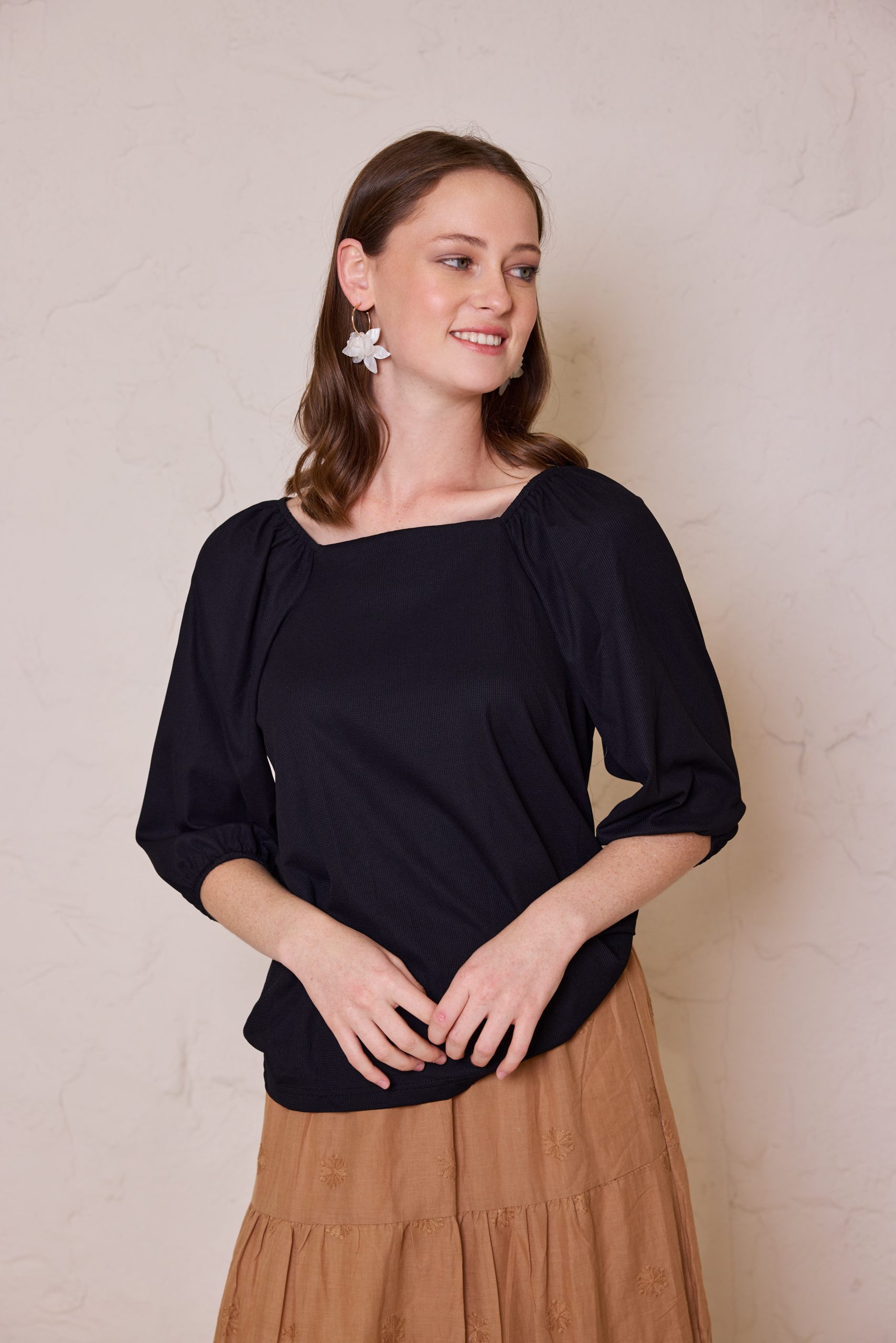 חולצה צווארון ריבוע לייקרה